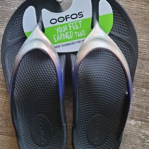 OOFOS- Brand new